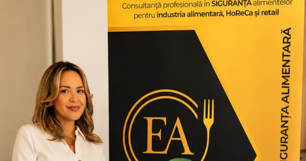 Consultant în siguranța alimentară în timpul verificării unei unități